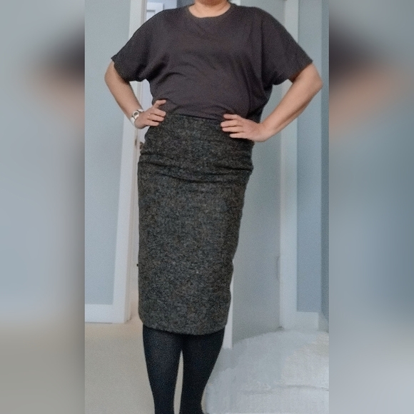 MaxMara women's high waisted wool blend pencil skirt. EUC. Size 10 (US). - Picture 3 of 12